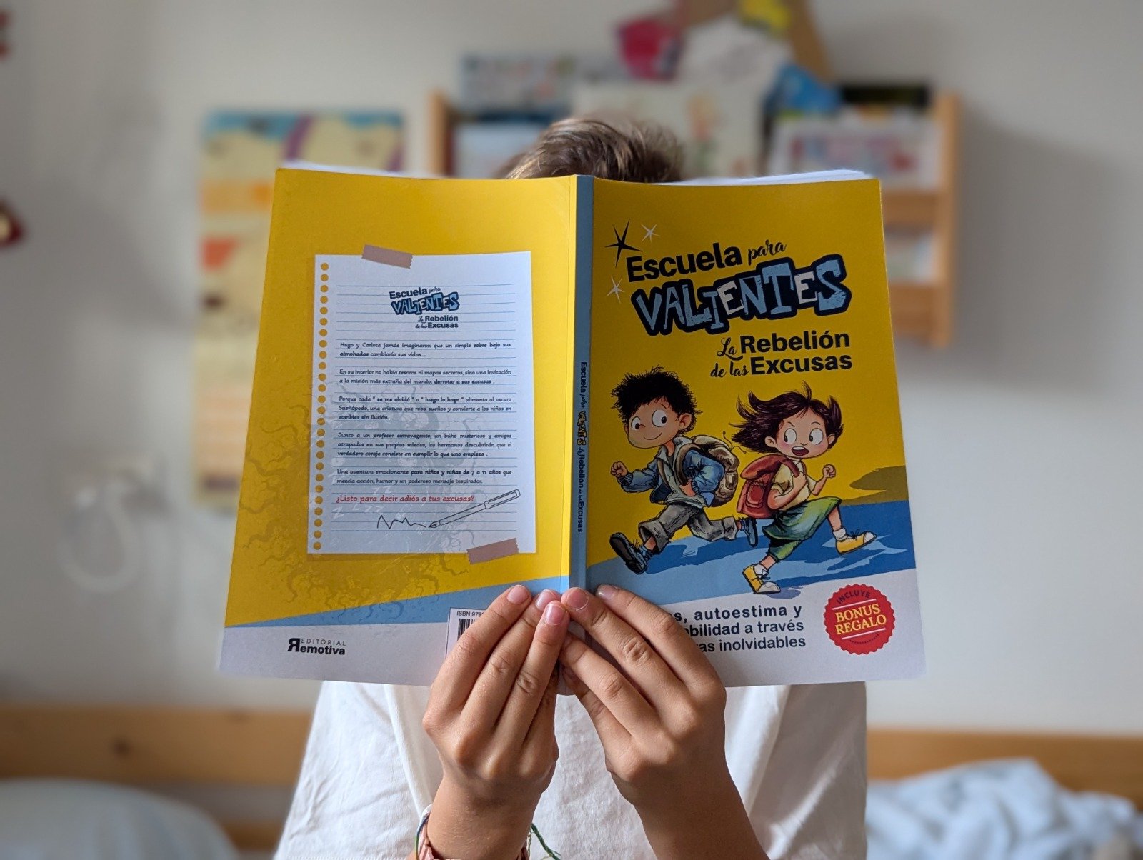 Niño leyendo la serie Escuela para Valientes